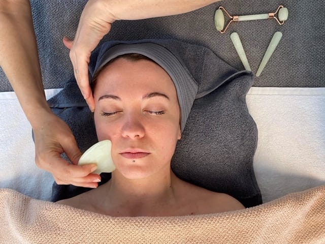 massages-pierre-de-jade-DermaLy-facialiste